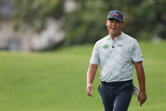 김시우가 PGA 챔피언십 2라운드 6번홀에서 홀인원에 성공한 뒤 환하게 웃으며 그린을 향해 걸어가고 있다. (사진=AFPBBNews)