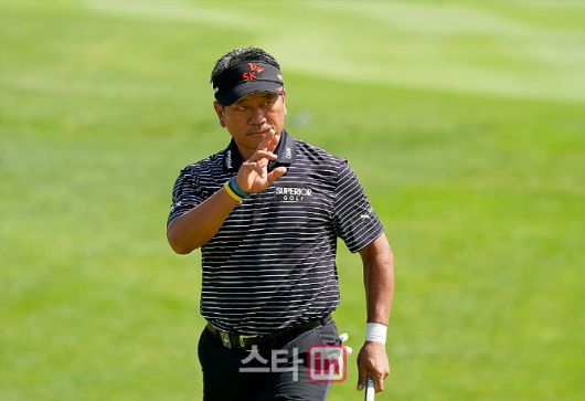 최경주가 1번홀에서 버디에 성공한 뒤 손을 들어 팬들에게 인사하고 있다. (사진=이데일리 골프in 김상민 기자)