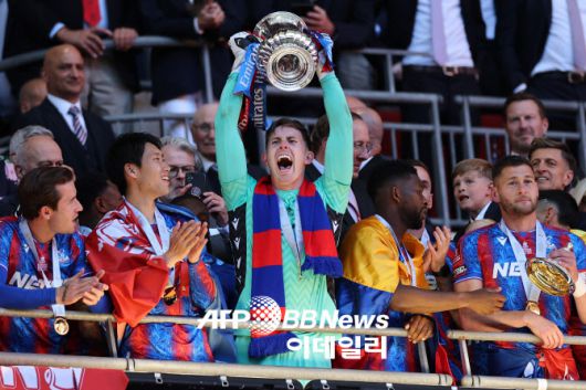 크리스털 팰리스의 FA컵 우승 일등공신인 골키퍼 딘 헨더슨이 우승 트로피를 들어올리며 포효하고 있다. 사진=AFPBBNews