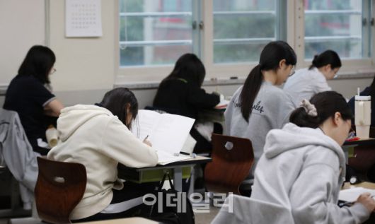 2025학년도 대학수학능력시험을 30일 앞두고 전국연합학력평가가 치러진 작년 10월 15일 대구 수성구 정화여고 3학년 교실에서 학생들이 막바지 시험공부를 하고 있다. 사진은 기사 내용과 직접 연관이 없음.(사진=뉴시스)