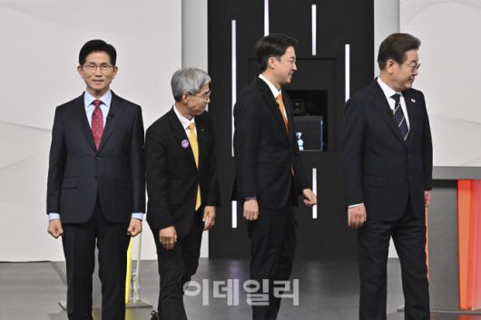 [국회사진취재단] 이재명(오른쪽부터) 더불어민주당, 이준석 개혁신당, 권영국 민주노동당, 김문수 국민의힘 대선 후보가 중앙선거방송토론위원회 주관으로 18일 서울 상암동 SBS 프리즘센터 스튜디오에서 열린 제21대 대선 1차 후보자 토론회에서 기념 촬영 후 자리로 향하고 있다.