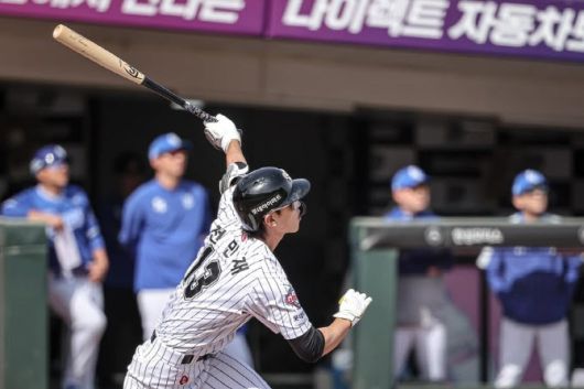 롯데자이언츠 전민재가 삼성라이온즈와 경기에서 스리런 홈런을 터뜨리고 있다. 사진=롯데자이언츠