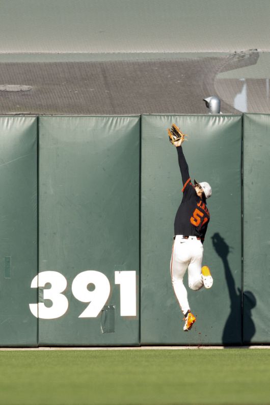 샌프란시스코 자이언츠 중견수 이정후가 애슬레틱스와 경기에서 키를 넘어가는 장타를 점프하면서 잡아내고 있다. 사진=AFPBBNews