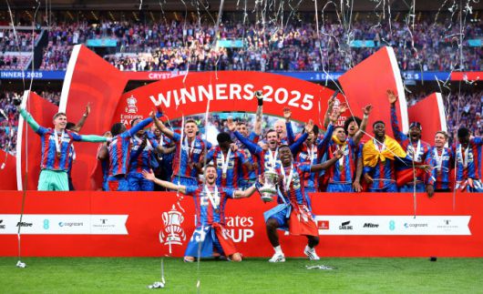 구단 역사상 처음으로 FA컵 우승을 차지한 크리스털 팰리스 선수들이 시상식에서 기쁨을 감추지 못하고 있다. 사진=AFPBBNews