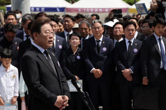 이재명 더불어민주당 대선후보가 18일 광주 국립5·18민주묘지에서 열린 제45주년 5·18민주화운동 기념식에 참석한 후 기자들의 질문에 답하고 있다. (사진=뉴시스)