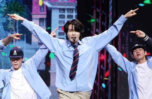 라이즈(RIIZE) 성찬이 19일 오전 서울 용산구 블루스퀘어에서 가진 첫 정규 앨범 ‘오디세이(ODYSSEY)’ 발매 기념 쇼케이스에서 타이틀 곡 ‘Fly Up’(플라이 업)을 선보이고 있다,(사진=뉴스1)