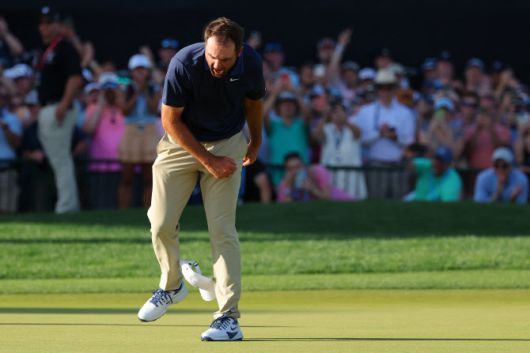 모자를 바닥에 패대기치는 셰플러.(사진=AFPBBNews)