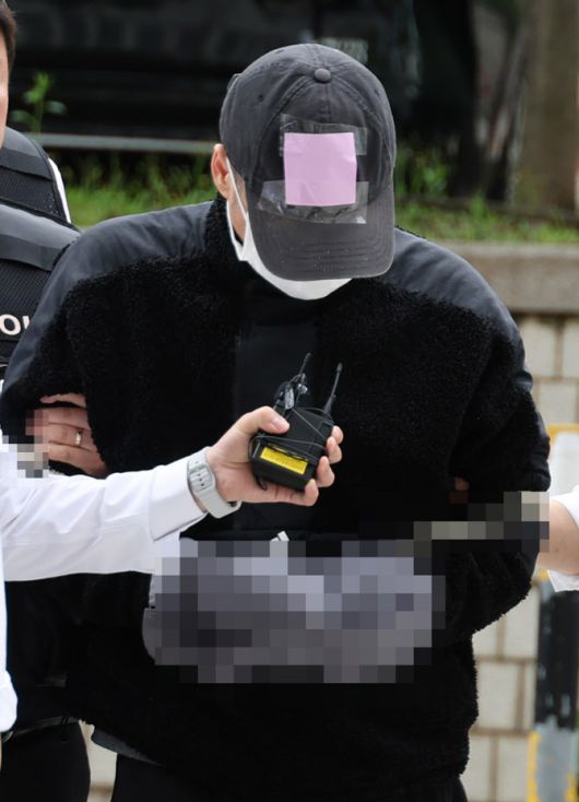 축구 국가대표팀 주장 손흥민 씨의 아이를 임신했다고 주장하며 20대 여성 양모 씨와 함께 손씨에게 돈을 뜯어내려한 40대 남성 용모 씨가 17일 영장실질심사를 받기 위해 서울중앙지법에 들어서고 있다 (사진=연합뉴스)