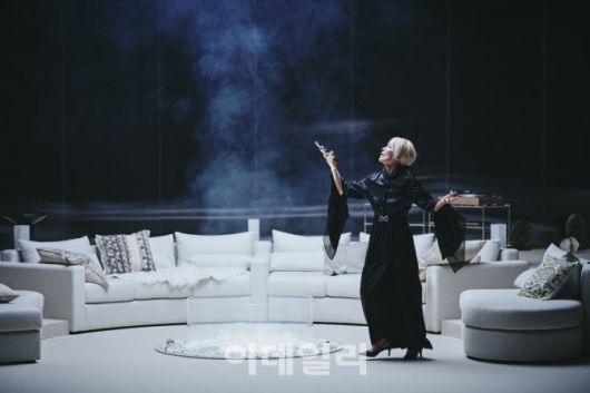 배우 이혜영이 주연을 맡은 국립극단 ‘헤다 가블러’ 공연의 한 장면(사진=국립극단)