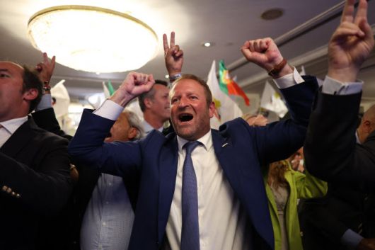 포르투갈 리스본의 셰가 지지자들이 18일(현지시간) 선거 결과를 축하하며 당 대표 연설을 기다리고 있다. (사진=AFP)