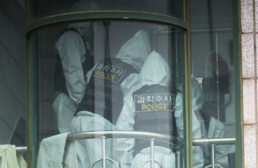 19일 흉기 난동이 벌어진 시흥의 한 편의점 인근 건물에서 과학수사대원들이 감식을 위해 이동하는 모습.(사진=연합뉴스)