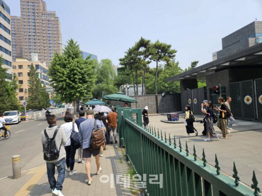 20일 오전 중국 베이징 주중 한국대사관 앞에 투표하기 위한 교민들이 입장을 기다리고 있다. (사진=이데일리 이명철 특파원)