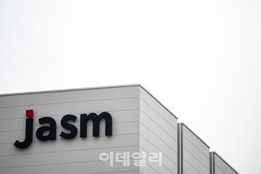 일본 구마모토현 키쿠치시 키쿠요에 세워진 TSMC의 운영자회사 JASM(Japan Advanced Semiconductor Manufacturing Company)의 회사 간판. (사진=AFP)
