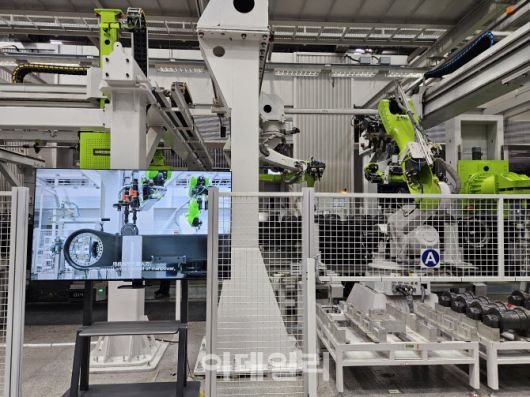 지난 14일 중국 후난성 창사에 위치한 기계장비 업체 줌라이언 공장에서 산업용 로봇이 제품을 생산하고 있다. (사진=이데일리 이명철 특파원)