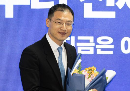 더불어민주당에 입당한 김상욱 의원이 19일 오전 서울 여의도 국회 더불어민주당사에서 열린 입당 환영식에서 꽃다발을 손에 들고 미소를 짓고 있다.(사진=뉴스1)