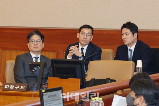 이창수(왼쪽부터) 서울중앙지검장, 조상원 중앙지검 4차장, 최재훈 중앙지검 반부패수사2부장이 지난 2월 24일 서울 종로구 헌법재판소에서 열린 검사 3인에 대한 탄핵심판 2차 변론기일에 출석해 있다. (사진=공동취재)