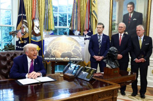 U.S. President Donald Trump makes an announcement regarding the Golden Dome missile defense shield next to U.S. Defense Secretary Pete Hegseth in the Oval Office of the White House in Washington, D.C., U.S., May 20, 2025. REUTERS/Kevin Lamarque