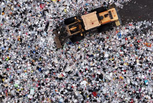 지구의 날을 하루 앞둔 지난 4월 21일 경기도 수원시자원순환센터에서 관계자들이 가득 쌓인 플라스틱 재활용 쓰레기 반입·반출 작업을 하고 있다. (사진=연합뉴스)