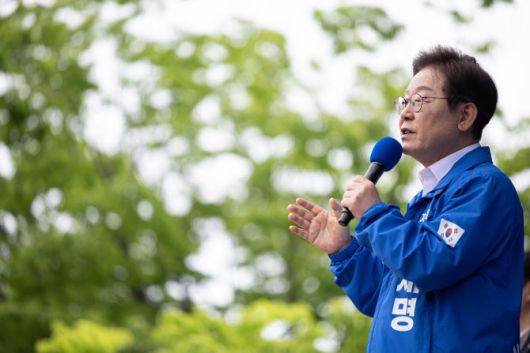 이재명 더불어민주당 대선후보가 지난 16일 전북 군산시 구 시청광장에서 열린 유세에서 지지를 호소하는 연설을 하고 있다. (사진=공동취재)