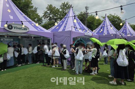 오전 행사부터 각 부스에는 관람객들의 발길이 이어졌다. 각 부스는 여러 체험 콘텐츠로 상품을 증정했다. (사진=한전진 기자)