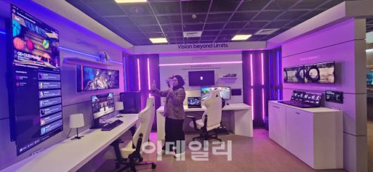 삼성디스플레이 부스에 마련된 ‘게이밍룸’에서 해외 크리에이터가 실시간 라이브 방송을 진행하고 있다. (사진=김아름 기자)