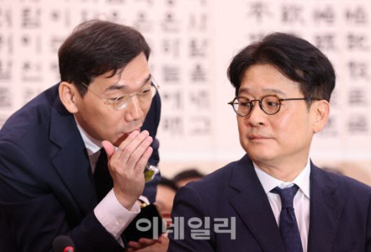 이창수(오른쪽) 서울중앙지검장이 지난해 10월 18일 오전 서울 여의도 국회에서 열린 법제사법위원회의 서울고등검찰청 등에 대한 국정감사에 출석해 조상원 서울중앙지검 4차장 검사와 대화하고 있다. (사진=이데일리 노진환 기자)