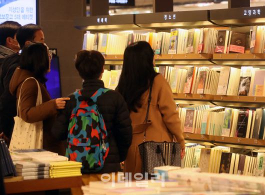 서울 종로구 교보문고에서 책을 고르는 시민들의 모습. (사진=김태형 기자)