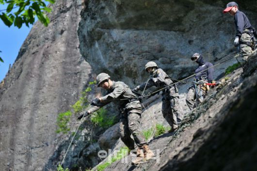 육군보병학교 신임장교들이 유격훈련 중 산악장애물 극복을 위한 전면하강 훈련을 하고 있다. (사진=육군)