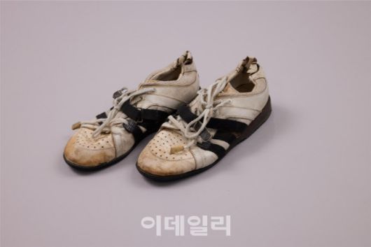 장미란 차관이 국립스포츠박물관에 기증하는 역도 선수 시절 역도화. (사진=문체부)