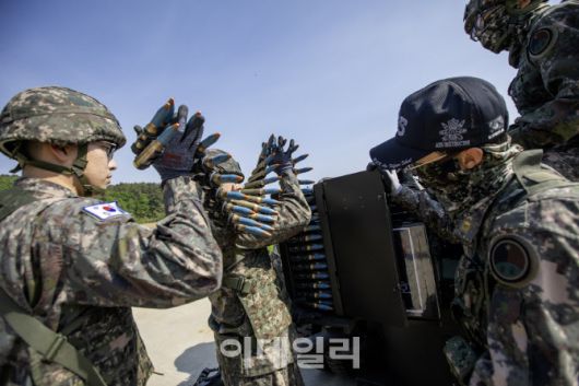 육군방공학교 신임장교들이 전문교관들과 함께 20mm 견인 발간포 탄약을 장전하고 있다. (사진=육군)