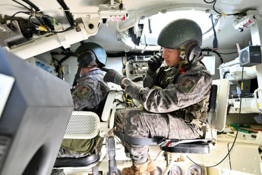 육군포병학교 신임장교들이 K9자주포 실사격 훈련을 하고 있다. (사진=육군)