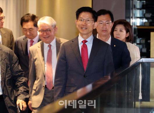 [이데일리 방인권 기자] 김문수 국민의힘 대선 후보가 지난 23일 중구 더플라자호텔 서울에서 열린 2025년 제3회 국가와 민족을 위한 조찬기도회에 참석하고 있다.