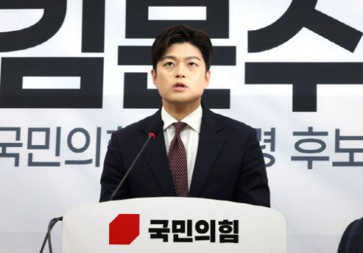 국민의힘 비상대책위원장으로 임명된 김용태 의원이 15일 국회에서 기자회견을 열고 발언하고 있다.(사진=연합뉴스)