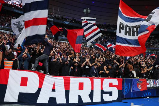 파리 생제르맹이 프랑스컵 우승을 차지하자 기뻐하는 팬들. 사진=AFPBBNews