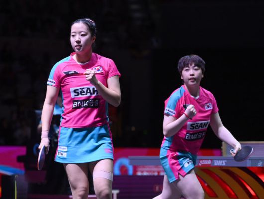 신유빈, 유한나가 24일(현지시간) 카타르 도하 루사일 아레나에서 열린 2025 국제탁구연맹(ITTF) 세계선수권대회 여자복식 4강에서 베르나데트 쇠츠(루마니아)-소피아 폴카노바(오스트리아) 조에게 득점한 뒤 주먹을 불끈 쥐고 있다. 사진=사진공동취재단