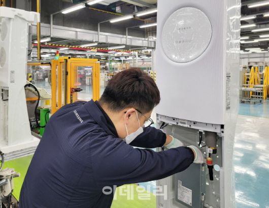 삼성전자가 에어컨 수요에 신속하게 대응하기 위해 AI 에어컨 생산라인을 풀가동하고 있다.(사진=삼성전자)
