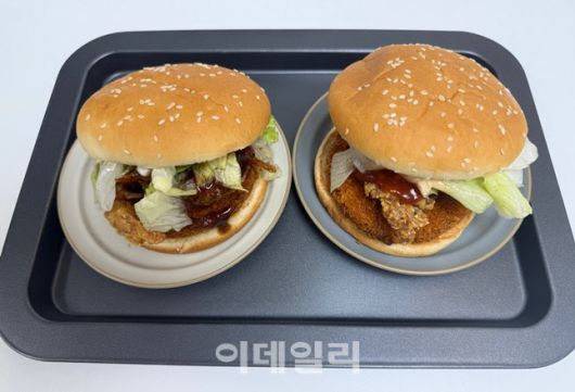 왼쪽부터 ‘크랩 얼라이브 버거’ 매운맛과 블랙페퍼맛 (사진=한전진 기자)