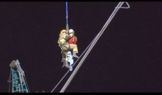 경기도특수대응단 소속 이준희 소방장이 지난달 12일 새벽 광명시 일직동 신안산선 지하터널 공사현장에서 13시간의 사투 끝에 구조대상자를 구조해 이동하는 모습. (사진=소방청)