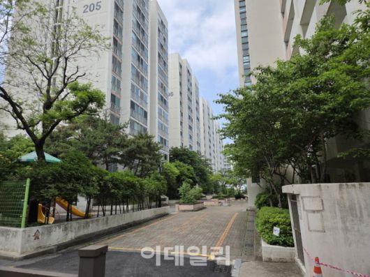 김문수 국민의힘 대선 후보가 살고 있는 서울 관악구 봉천동 은천2단지 아파트. 서울 지하철 2호선 낙성대역에서 언덕길을 따라 걸어서 15분 거리에 위치해 있다. 입주 25년차의 구축아파트로서 총 384세대 규모, 전용면적 59㎡(옛 25평) 이하 중소형 평형으로 이뤄져 있다. (사진=이데일리 성가현 수습기자)