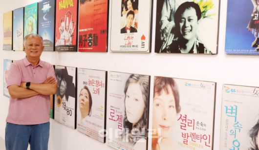 송승환 PMC프러덕션 예술총감독(배우·공연 프로듀서)이 지난 23일 서울 종로구 대학로 PMC프러덕션 사무실에서 이데일리와의 인터뷰에 앞서 포즈를 취하고 있다. (사진=방인권 기자)