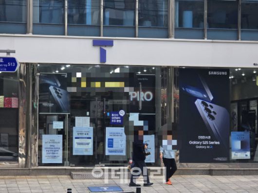 26일 오후 서울 강남의 한 SKT 매장에서 고객들이 유심교체를 하고 나오고 있다(사진=윤정훈 기자)