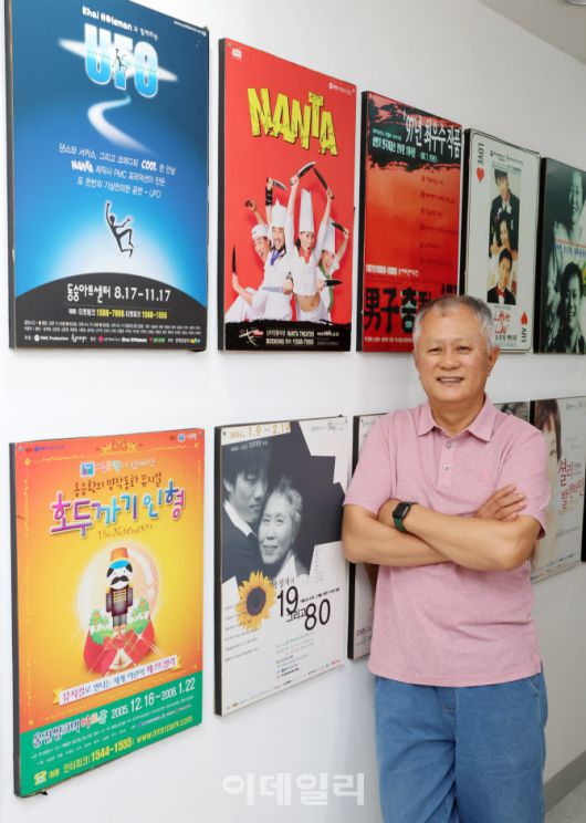 송승환 PMC프러덕션 예술총감독(배우·공연 프로듀서)이 지난 23일 서울 종로구 대학로 PMC프러덕션 사무실에서 이데일리와의 인터뷰에 앞서 포즈를 취하고 있다. (사진=방인권 기자)