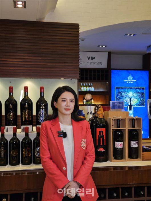 왕이얼 쥔딩 와이너리 대표가 기자들과 이야기하고 있다. (사진=이데일리 이명철 특파원)