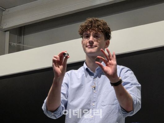 네이슨 로슨 맥클린 다이슨 시니어 엔지니어링 매니저가 26일 서울 성동구 무신사 스퀘어 성수4에서 열린 다이슨 신제품 공개행사에서 하이퍼디미엄 모터와 500원 동전을 비교하고 있다.(사진=조민정 기자)