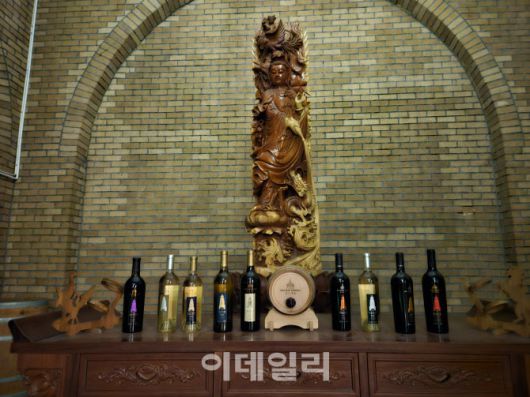 쥔딩 와이너리의 주요 와인 상품들이 놓여 있다. (사진=이데일리 이명철 특파원)