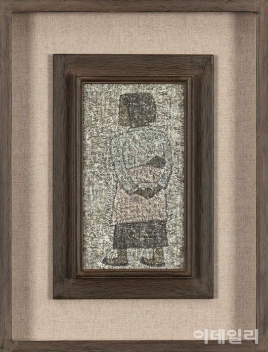 액자에 든 박수근의 ‘아기 업은 소녀’(1964, 29.3×16.1㎝). 아기 업은 소녀는 화백이 즐겨 그린 소재다. 거칠한 질감, 순박한 화면 속 형상은 지극히 단순하지만 강렬한 존재감을 입고 있다. 케이옥션 ‘5월 경매’에 나선다(사진=케이옥션).