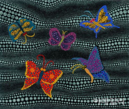 쿠사마 야요이의 ‘버터플라이즈 TWAO’(2004, 38×45.5㎝). 호박에 찍던 도트 패턴을 바닥에 깔고 그 위에 알록달록한 나비를 올렸다. 케이옥션 ‘5월 경매’에 출품했다. 시작가 13억 5000만원(사진=케이옥션).