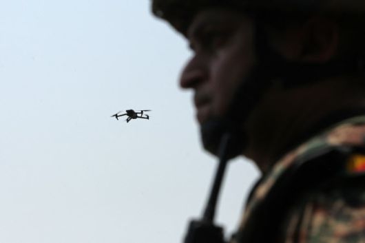 9일(현지시간) 인도와 파키스탄 사이의 실질적 국경선인 통제선(LoC) 인근 잠무 지역의 악누르 구역에서 한 대의 드론이 인도 육군 병사 옆을 비행하고 있다.(사진=AFP)