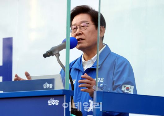 이재명 더불어민주당 대통령 후보가 지난 25일 오후 충남 아산시 탕정역 한들물빛공원을 찾아 지지를 호소하고 있다. (사진=공동취재)