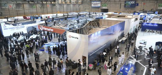 28일 부산 벡스코에서 개막한 ‘국제해양방위산업전(MADEX) 2025’ 전시장에 업체들이 전시부스를 꾸려 참가하고 있다. (사진=해군)